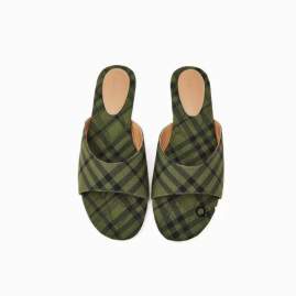 Picture of Burberry Slippers _SKUBurberrysz35-40GDT04013276